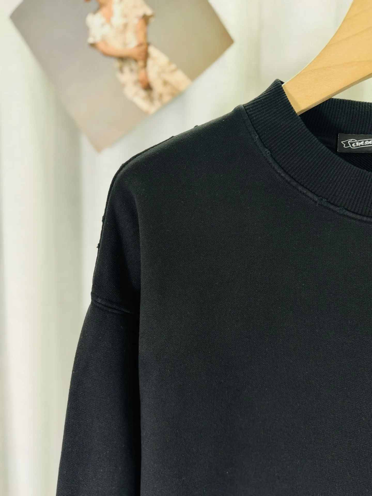 P280 top version, real shot without P, ​​different from market currency) 𝗖𝗵𝗿𝗼𝗺𝗲 𝗛𝗲𝗮𝗿𝘁𝘀/Cro Heart 2025 washed patch embroidery autumn and winter new original single counter American laser burnt 3D three-dimensional color embroidery couple casual sweatshirt 👑The highest version! Customized fabric 430g tripe terry fabric! American acid-washed and distressed original fabric laser burnt ✟appliqué embroidery and exquisite embroidery of letters! The best-selling model in the counter, very comfortable to wear. Accessories: original molded and authenticated collar label➕100% silk wash label. Genuine purchase-grade original hangtag➕matching hanging rope➕3D hanging beads➕original packaging bag. Craftsmanship: The original version has consistent wiring! The highest version of the armhole matching technique! Color: Pink Black Size: S M L XL Style No.: 9332